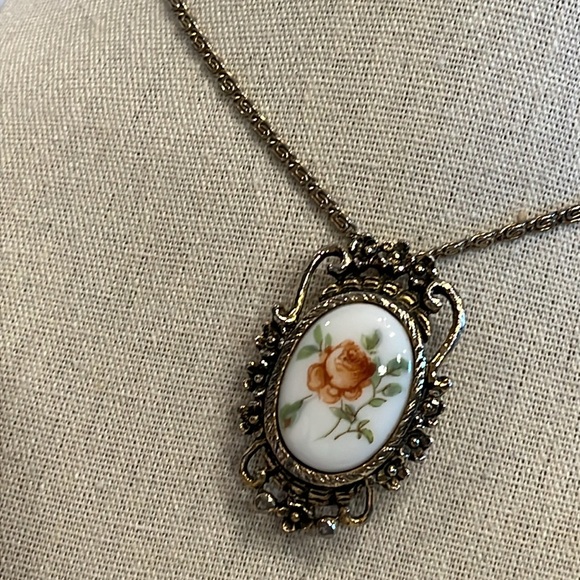 Vintage Floral Pendant & 26” gold tone chain. Can be worn as a Brooch. - Picture 4 of 14